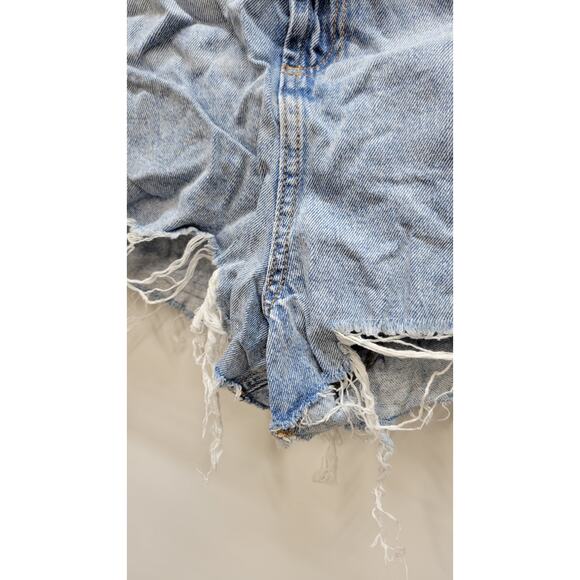 ASOS DESIGN denim relaxed shorts with rips in light blue - Picture 5 of 7